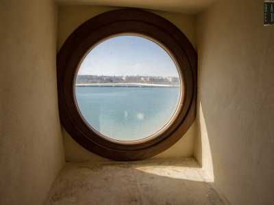 ...che prendono luce da un unico finestrone circolare che d� sul mare e che ci fa sentire come se fossimo su una barca al largo